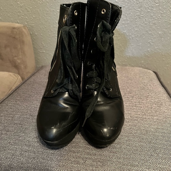 JLo Harlee mid ankle boot. black leather. size 6. USED. wear&tear visible. - Picture 5 of 5